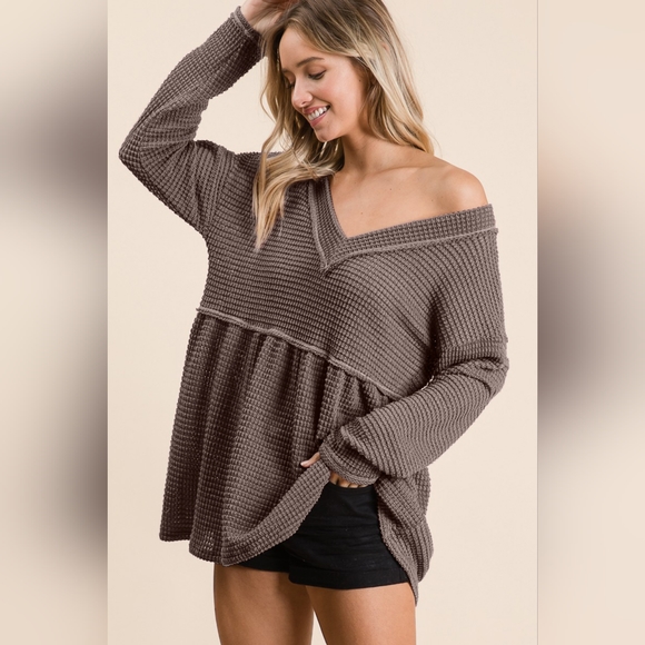 BiBi Waffle Knit V-Neck Babydoll Blouse - Picture 4 of 5